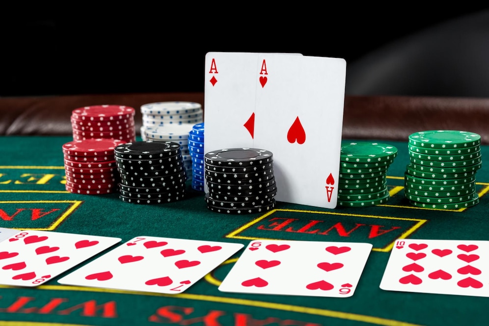 Types of online blackjack games: image showing cards and chips
